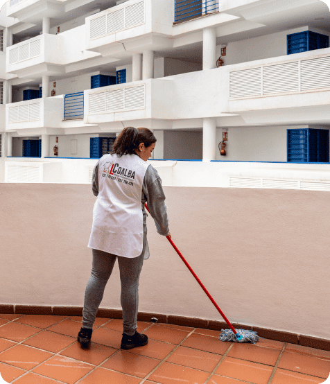 mujer limpiando piso
